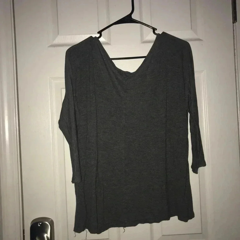 🧾 Gray Flowy Top - Picture 3 of 3